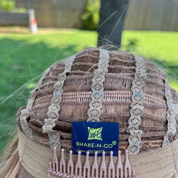 Shake N Go Acrylic light brown wig with bangs - Picture 15 of 16